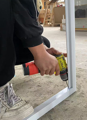 Construir e instalar el gabinete de exhibición personalizado