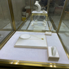 Gabinete de exhibición de joyería de juego de oro de titanio